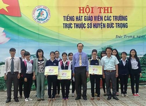 Đại diện tỉnh đoàn Lâm Đồng trao trao giấy chứng nhận và giải thưởng cuộc thi "Tự hào Việt Nam " tuần 2 cho học sinh trường THPT  Đức Trọng